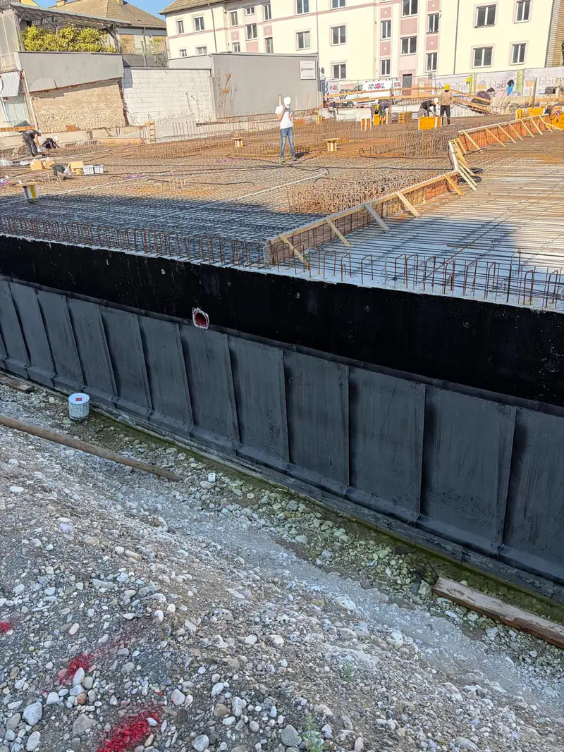 Abgedichtete Außenwand auf einer großen Baustelle