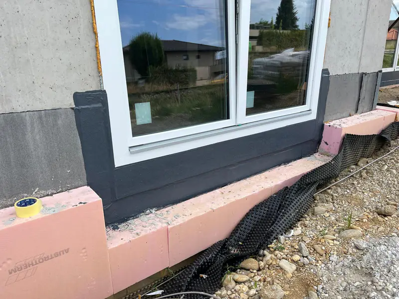 Abgedichteter Fensteranschluss im Sockelbereich
