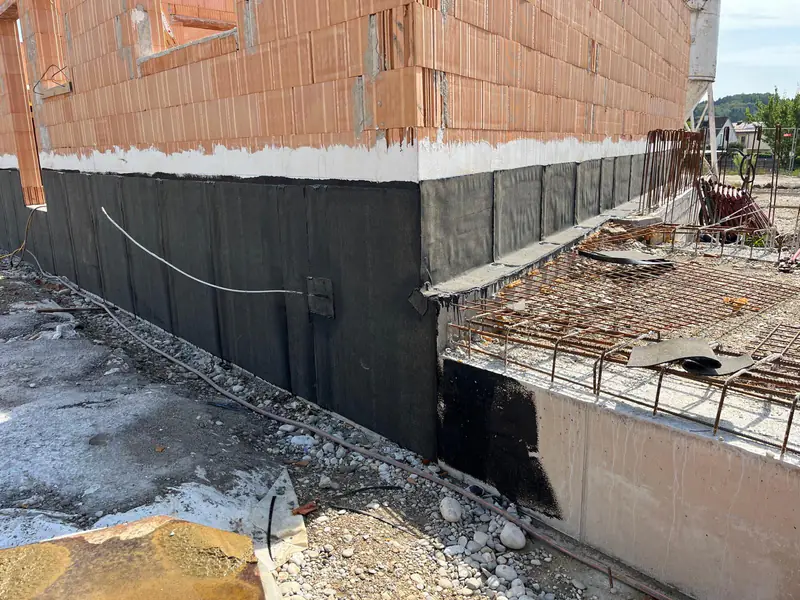 Kellerwand im Neubau mit Bitumenabdichtung bis zum Sockel