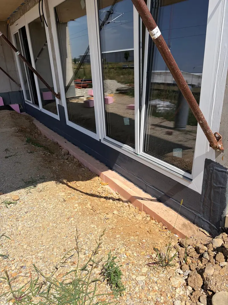 Fensteranschlüsse im Sockelbereich vor dem Anschütten