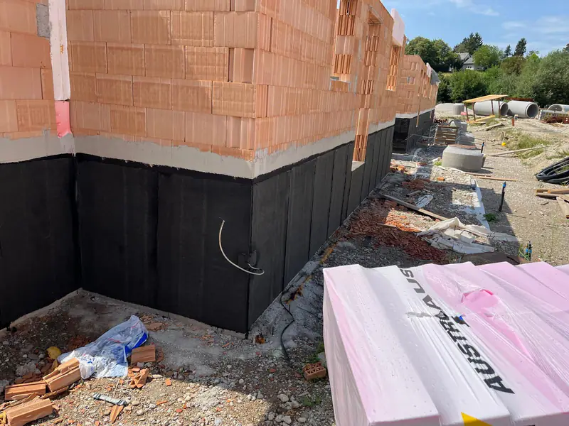 Abgedichtete Kellerwand vor dem Anbringen der Perimeterdämmung